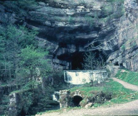 Source de la Loue (Doubs, Jura) en partie alimentée par les pertes du haut Doubs