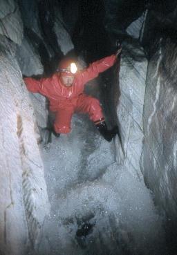 Rivière souterraine dans les marbres de la région de Svartissen (Norvège)