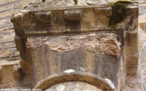 Détail d'un chapiteau extérieur de la basilique de Paray-le-Monial