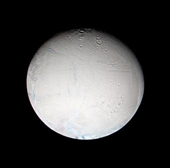 Encelade vu par Cassini au début de son survol de février 2005, depuis une distance de 180.000 km
