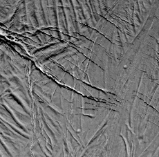 Détail des fentes à l'extrémité du "rift" d'Encelade