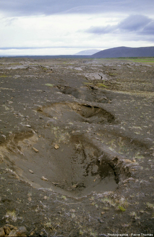 Cratère de soutirage à l'aplomb d'une fissure ouverte, région de Myvatn (Islande)