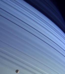 Mimas devant le globe de Saturne, "rayé" par l'ombre des anneaux