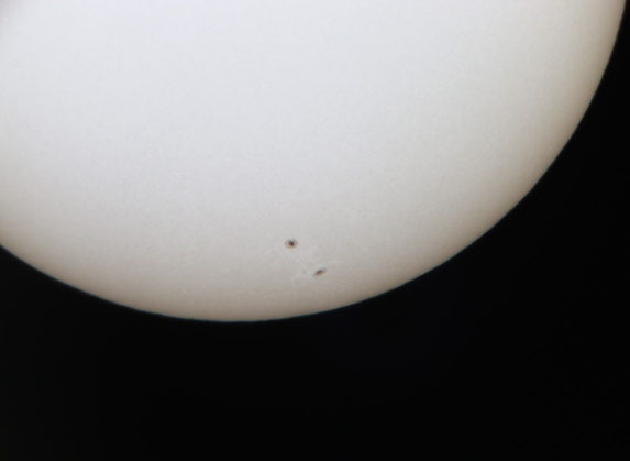 Image du Soleil visible à l'oculaire d'un télescope Celestron C8 muni d'un filtre AstrosolarTM