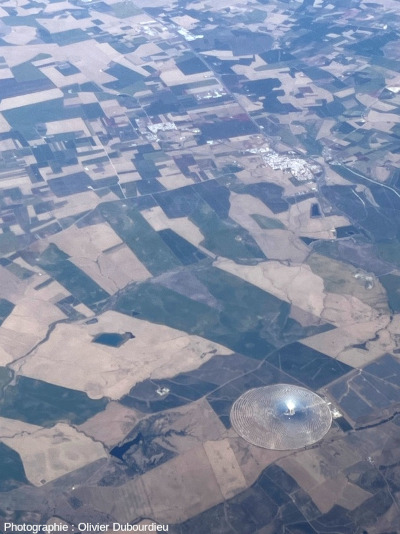 Centrale à concentration de Solar Tres (appelée aussi Gemasolar) en Andalousie (Espagne), vue d'avion en mai 2024