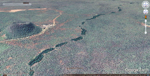 Zoom sur un équivalent terrestre australien du chapelet de lucarnes martiennes de la figure 11