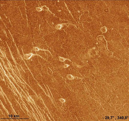 Image radar de Lavinia Regio montrant l'association sur Vénus de tunnels de lave effondrés et de leur zone d'alimentation devenue pit crater