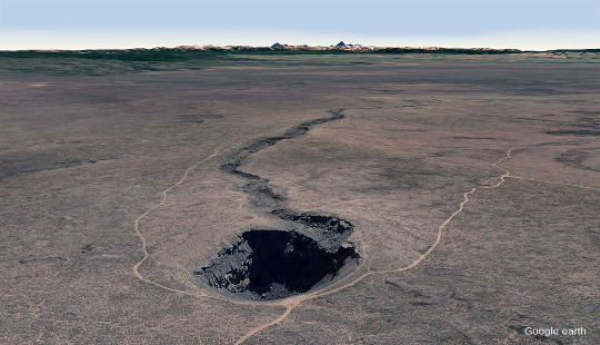 Association tunnel de lave effondré / pit crater (Idaho, USA), équivalent terrestre des structures de la figure précédente sur Vénus