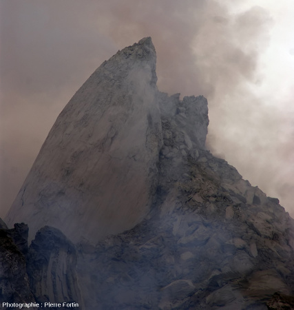 Aiguille de lave au sommet du Paluweh, photographiée le 15 décembre 2012