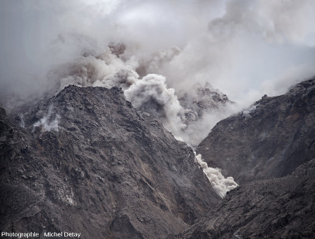 Nuée ardente s'écoulant sur le flanc du Paluweh, photo 2/3 d'une série de 3 photos prises le 21 février 2013 à 10h02 à quelques secondes d'intervalle