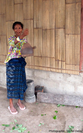Une femme sonne la cloche juste après une explosion du Paluweh pour signaler aux autres villages que "tout va bien"