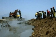 Construction de digues pour retenir la boue