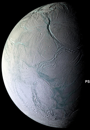 Encelade, vue générale de ce petit satellite de Saturne, recouvert d'un manteau de glace