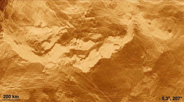Gigantesques coulées de lave dans Alta Regio, Vénus