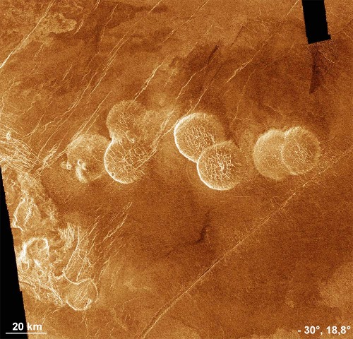 Dômes volcaniques sur Vénus, très vraisemblablement dus à l'émission d'une lave très visqueuse
