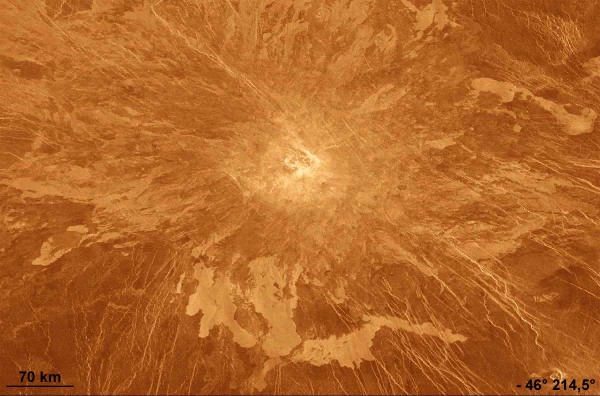 Vue « Magellan » verticale du volcan Idunn Mons (au centre de l'image), région Imdr, Vénus