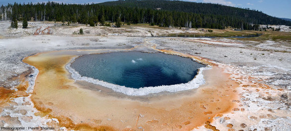 Manifestation superficielle des circulations de fluides chauds au voisinage et à l'intérieur d'un volcan, ici le super-volcan de Yellowstone (USA) en sommeil (mais non éteint) depuis 600 000 ans