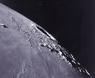Détail de la surface de la Lune : plaine basaltique, continents et figures d'impacts