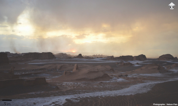 Vue rapprochée sur les yardangs du désert de Lout (province de Kerman, Iran)