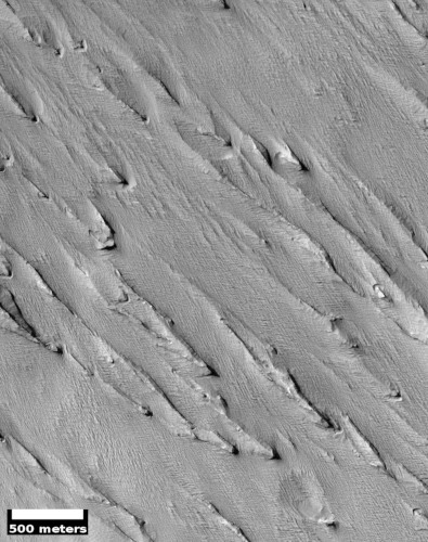 Zoom sur les yardangs près du Gordii Dorsum (Medusae Fossae Formation, région d'Amazonis) à la surface de Mars